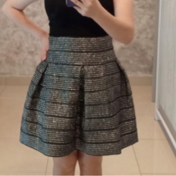 H&M high waisted skirt - Picture 3 of 3